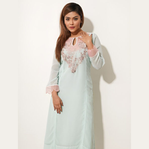 Long-Sleeved White One-Piece Dress – Elegance and Comfort